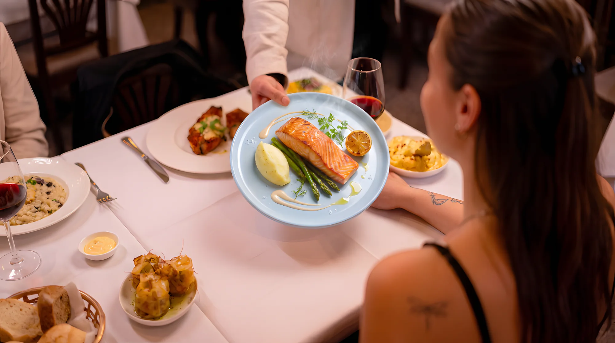 Le plat commandé arrive à table